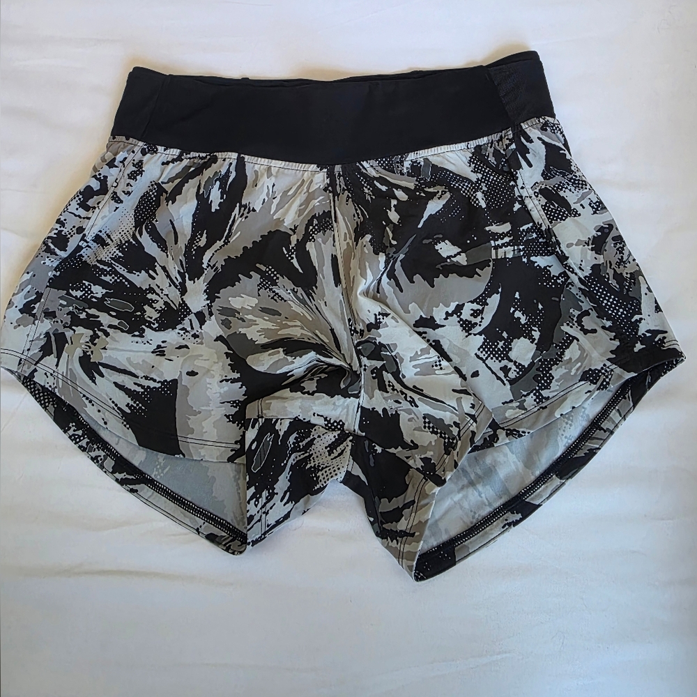 Under Armour Gray & Black Abstract Printed Women's Running Shorts Size Medium
